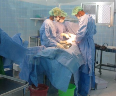 Medicul acuzat de moartea unui copil se apără spunând că mama sugarului e analfabetă